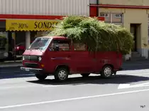 �berladener WV Transporter unterwegs in der Stadt Biel am 01.07.2011