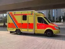 Mercedes Sprinter der Aiport Feuerwehr Hannover am 09.06.2011 am Flughafen untern Terminal C/Langenhagen. Der RTW, wird bei Notf�llen eingesetzt wenn ein Fluggast aber Mitarbeiter sich in ungesunden Zustand befinden. Bei akuter Lebensgefahr f�hrt der RTW derieckt das n�hste Krankenhaus an. Sonst wird ein RTW aus den Umland bestellt.