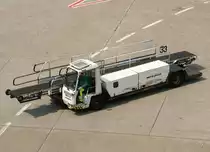 Gep�ckf�rderer  33 , EDDL-DUS, D�sseldorf, 29.04.2011, Germany 

