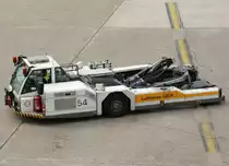 Flugzeugschlepper  54  = Goldhofer AST-3, Lufthansa-LEOS, EDDL-DUS, D�sseldorf, 13.05.2009, Germany 

