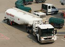 Tankfahrzeug  32  ~  ExxonMobil , EDDL-DUS, Dsseldorf, 29.04.2011, Germany 

