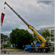 Dieser Autokran stand am 14.05.2011 ausgefahren mit einer Werbung am Haken in Ettelbrck abgestellt. 
