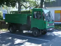 Auch die Stadt Putbus kann nicht auf den Multicar verzichten.Am 06.Juli 2011 stand dieser Multicar-Kipper auf einem Parkplatz in Putbus. 