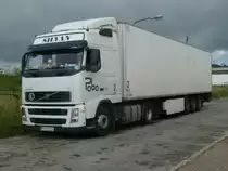 Dieser polnische VOLVO-Sattelzug stand,am 04.Juli 2011,vor einem anr�ckenden Regenschauer in Bergen/R�gen.