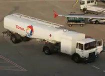 Tankfahrzeug  38  ~  Total , EDDL-DUS, D�sseldorf, 04.03.2011, Germany 

