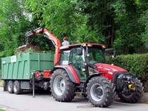 CASE JXU105 beim Abtransport von Strauch-,Baumschnitt;110601