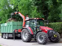 CASE JXU105 beim Abtransport von Strauch-,Baumschnitt;110601