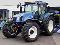 NEW-HOLLAND T6030 wartet bei einem Landmaschinenh�ndler auf seine Abholung;101023