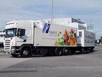 SCANIA R380 am Weg zu einem Fastfoodrestaurant;110608