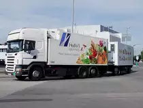 SCANIA R380 am Weg zu einem Fastfoodrestaurant;110608