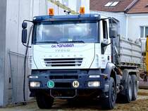 IVECO TRAKKER-440 wartet bei einer Baustelle auf die Beladung von Erdaushub;110610