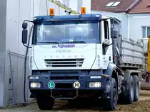 IVECO TRAKKER-440 wartet bei einer Baustelle auf die Beladung von Erdaushub;110610