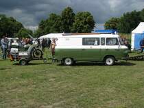 Kombi Barkas B 1000 der  VOLKSPOLIZEI  mit auf dem Hnger geladenes Motorrad MZ 250, gleichfalls fr die VP  aus dem Landkreis Mecklenburg-Strelitz beim Oldtimer-Treffen, anllich des Mhlenfestes in Gnoien am 25.06.2011
