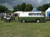 Kombi Barkas B 1000 der  VOLKSPOLIZEI  mit auf dem H�nger geladenes Motorrad MZ 250, gleichfalls f�r die VP  aus dem Landkreis Mecklenburg-Strelitz beim Oldtimer-Treffen, anl��lich des M�hlenfestes in Gnoien am 25.06.2011
