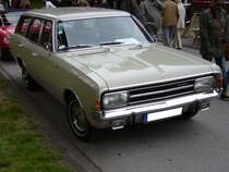 Opel Rekord C 1900L Caravan 5-trig. August 1966 - Dezember 1971. Der 1.897 cm 4-Zylinderreihenmotor leistet hier 90 PS. Der Rekord C wurde insgesamt 1.276.681 mal produziert. Davon entfielen 81.713 Exemplare auf den Caravan 1900. Ein solcher Caravan 1900S war bei Markteinfhrung ab DM 9.560,00 zu haben. Der abgelichtete Rekord ist m.E. in der Farbe TT Tunisbeige lackiert. Oldtimertreffen Kokerei Zollverein 03.07.2011.