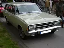 Opel Rekord C 1900L Caravan 5-t�rig. August 1966 - Dezember 1971. Der 1.897 cm� 4-Zylinderreihenmotor leistet hier 90 PS. Der Rekord C wurde insgesamt 1.276.681 mal produziert. Davon entfielen 81.713 Exemplare auf den Caravan 1900. Ein solcher Caravan 1900S war bei Markteinf�hrung ab DM 9.560,00 zu haben. Der abgelichtete Rekord ist m.E. in der Farbe TT Tunisbeige lackiert. Oldtimertreffen Kokerei Zollverein 03.07.2011.