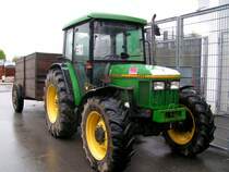 JohnDeere 5400 ist mit einem Einachsanh�nger anl�sslich des Gro�viehmarktes vor dem Eingang der FILL Metallbauarena abgestellt; 080429