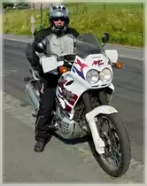 Am 27.06.2011 durfte ich diesen freundlichen Bickfahrer mit seinem Motorrad ablichten. Nach Angaben des Fahrers ist das Motorrad 15 Jahre alt und hat 84000 Km ohne gr�ssere Repaturen gut �berstanden. Hoffentlich ist die Gruppe nach Ihrem Kurzurlaub in Luxemburg gut nach Hause gekommen. Gruss an die Gruppe.