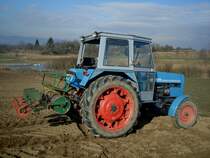 Eicher-Traktor bei der Feldbearbeitung, Feb.2011