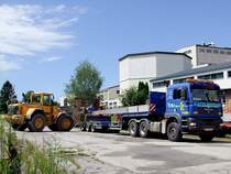 MAN TGA33.480 wird mit alten Betonoberleitungsmasten beladen;110708