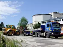 MAN TGA33.480 wird mit alten Betonoberleitungsmasten beladen;110708