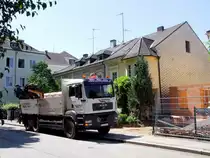 MAN TGA26.430 ist bei der Baustelle mit der noch fehlenden Ladung Ziegel  eingetroffen;110708