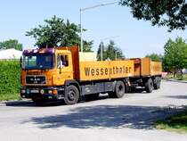 MAN einer Baustoff-Firma eilt am Freitagnachmittag noch zu einer Baustelle;110708