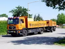 MAN einer Baustoff-Firma eilt am Freitagnachmittag noch zu einer Baustelle;110708