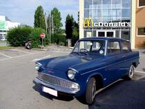 FORD Anglia deluxe, Rechtsgesteuert; parkt schon frhmorgens vor einem Fastfoodrestraurant;110709