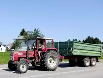 STEYR-768 zieht den mit Gerste beladenen H�nger Richtung Lagerhaus;110710