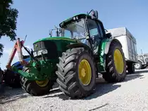 JohnDeere6420, mit einem Einachsh�nger vor den FIH-Stallungen;110607