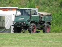 Mehrzweckfahrzeug MB ...  UNIMOG  aus dem Landkreis Storman beim 13. Perleberger Oldtimer- und Militrfahrzeugtreffen, Flugplatz Perleberg 10.07.2011
