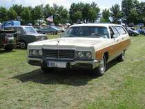 Groraumlimousine CHRYSLER Toun & Country aus dem Landkreis Bad Doberan 
beim Oldtimer-Treffen, anllich des Mhlenfestes in Gnoien am 25.06.2011
