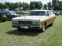 Gro�raumlimousine CHRYSLER Toun & Country aus dem Landkreis Bad Doberan 
beim Oldtimer-Treffen, anl��lich des M�hlenfestes in Gnoien am 25.06.2011
