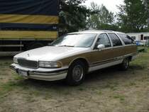 Groraumlimousine BUICK Roadmaster Estate Wagon Forbes aus dem Landkreis Prignitz beim 13. Perleberger Oldtimer- und Militrfahrzeugtreffen, Flugplatz Perleberg 10.07.2011
