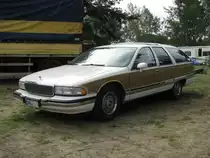Gro�raumlimousine BUICK Roadmaster Estate Wagon Forbes aus dem Landkreis Prignitz beim 13. Perleberger Oldtimer- und Milit�rfahrzeugtreffen, Flugplatz Perleberg 10.07.2011
