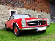 MB-280SL parkt vor einem altem Bauernhof bei Neukirchen/V�ckla;110703