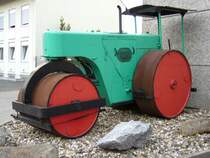 Diese Scheid Dreiradwalze (vermutlich eine 8.0 von 1963) steht als Blickfang vor dem Verwaltungsgebude eines Bauunternehmers aus Mlheim an der Ruhr. 11.07.2011.