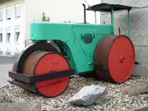 Diese Scheid Dreiradwalze (vermutlich eine 8.0 von 1963) steht als Blickfang vor dem Verwaltungsgeb�ude eines Bauunternehmers aus M�lheim an der Ruhr. 11.07.2011.