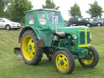 Traktor Famulus 40 mit Pflug beim Oldtimer-Treffen, anl��lich des M�hlenfestes in Gnoien am 25.06.2011
