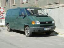 VW T4, in alter Lackierung RAL 6012, steht vor der Bundespolizeiinspektion Erfurt, Juli 2011