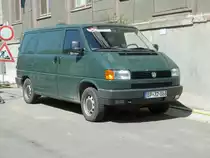 VW T4, in alter Lackierung RAL 6012, steht vor der Bundespolizeiinspektion Erfurt, Juli 2011