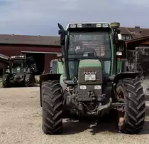 Ein Fendt Favorit 824 und ein Fendt Ger�tetr�ger in Hintergrund in Maintal am 08.07.11