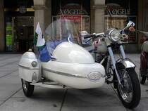 JAWA mit Beiwagen (als Gespann wahrscheinlich hchst selten); gesichtet auf dem Altmarkt in Dresden, 14.06.2011
