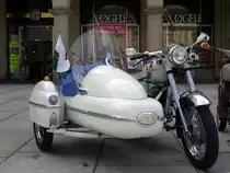 JAWA mit Beiwagen (als Gespann wahrscheinlich h�chst selten); gesichtet auf dem Altmarkt in Dresden, 14.06.2011
