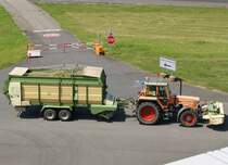 Sonderfahrzeug  3/43-66  ~ Traktor m. Mher u. Heuanhnger, EDDL-DUS, Dsseldorf, 15.07.2008, Germany 

