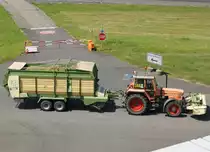 Sonderfahrzeug  3/43-66  ~ Traktor m. M�her u. Heuanh�nger, EDDL-DUS, D�sseldorf, 15.07.2008, Germany 

