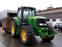 JohnDeere 6920  mit kleinem Einachsh�nger vor der Viehverladerampe; 080429