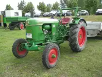 Traktor DEUTZ D 25 aus dem Landkreis G�strow beim Oldtimer-Treffen, anl��lich des M�hlenfestes in Gnoien am 25.06.2011
