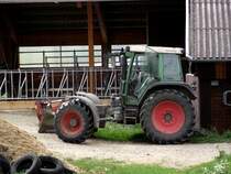 Ein Fendt 380 Gertetrger in Maintal am 08.07.11 von einen Feldweg aus geknispt 